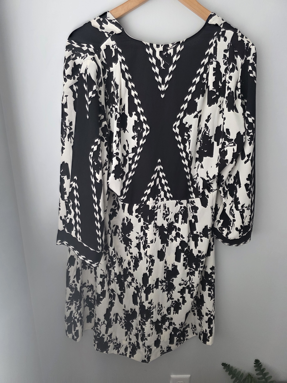 Cabi Black & White Floral V-Neck Dress Size Medium 3/4 sleeve - Picture 10 of 15
